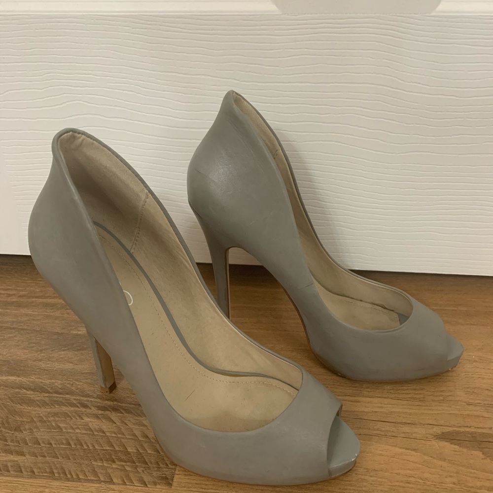 Shoes - Picture 4 of 6